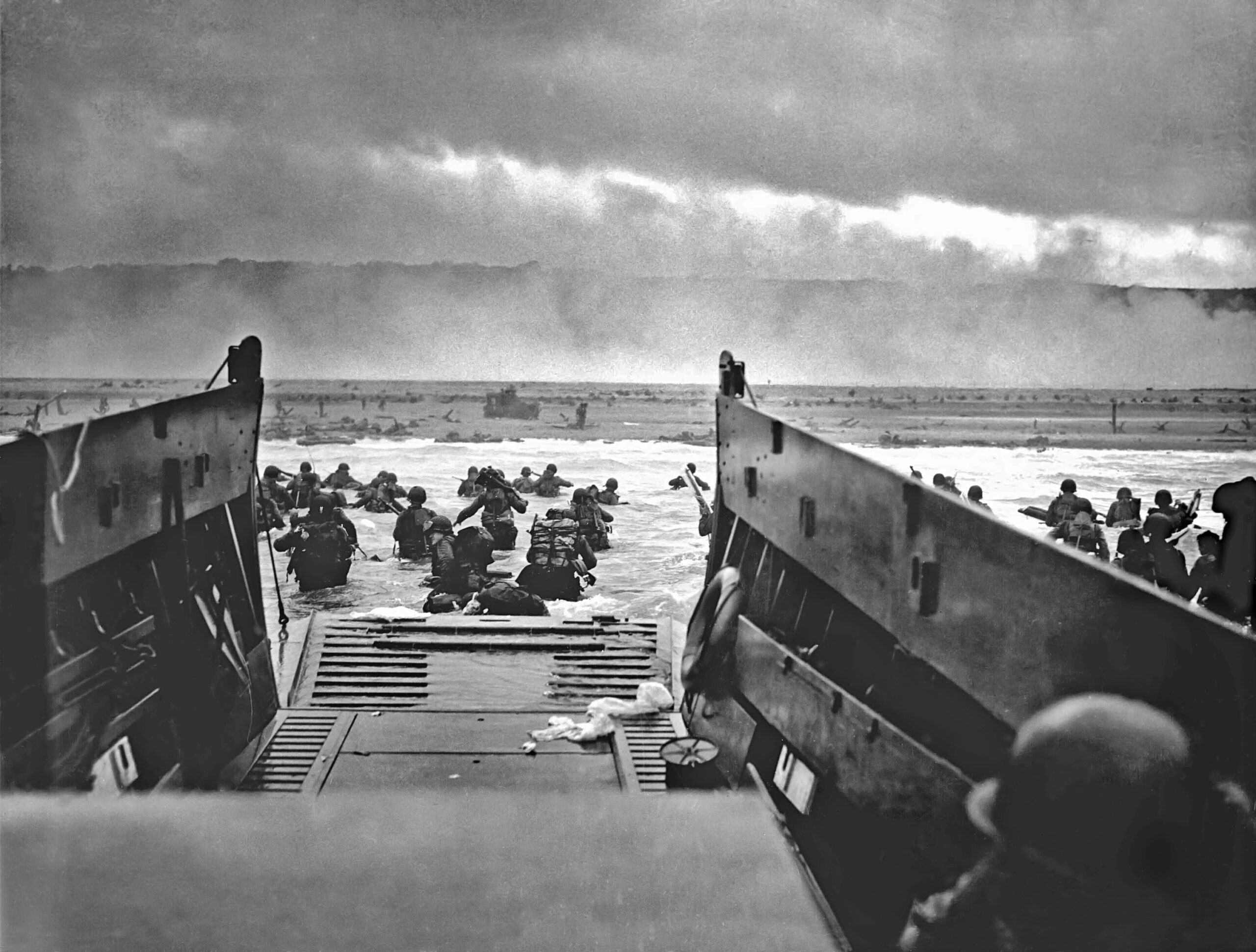 Soldados americanos desembarcando en la playa de Omaha el 6 de junio de 1944