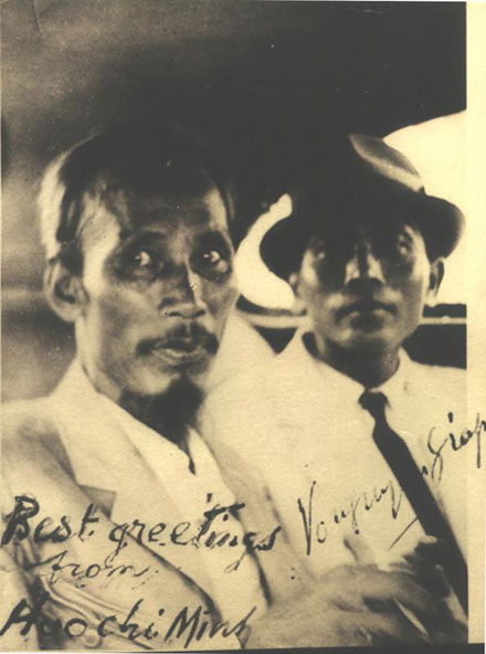 Ho Chi Minh proclama la independencia de Vietnam en 1945