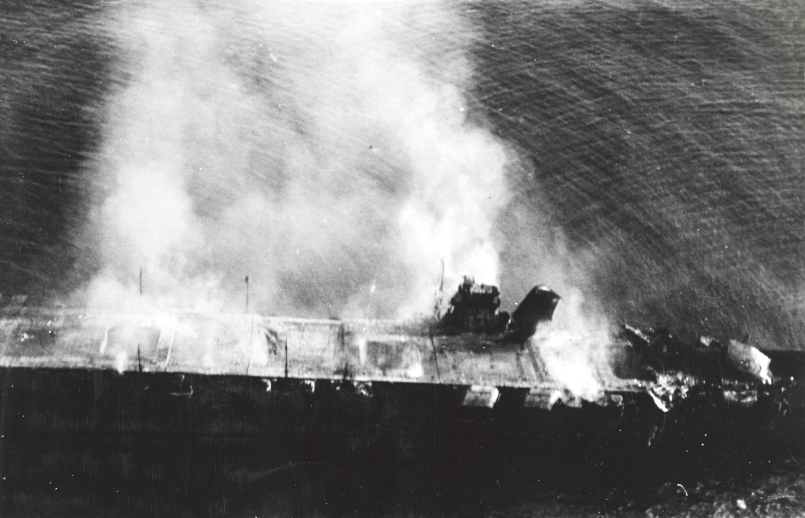 El portaaviones japonés Hiryū en llamas durante la Batalla de Midway, 4 de junio de 1942