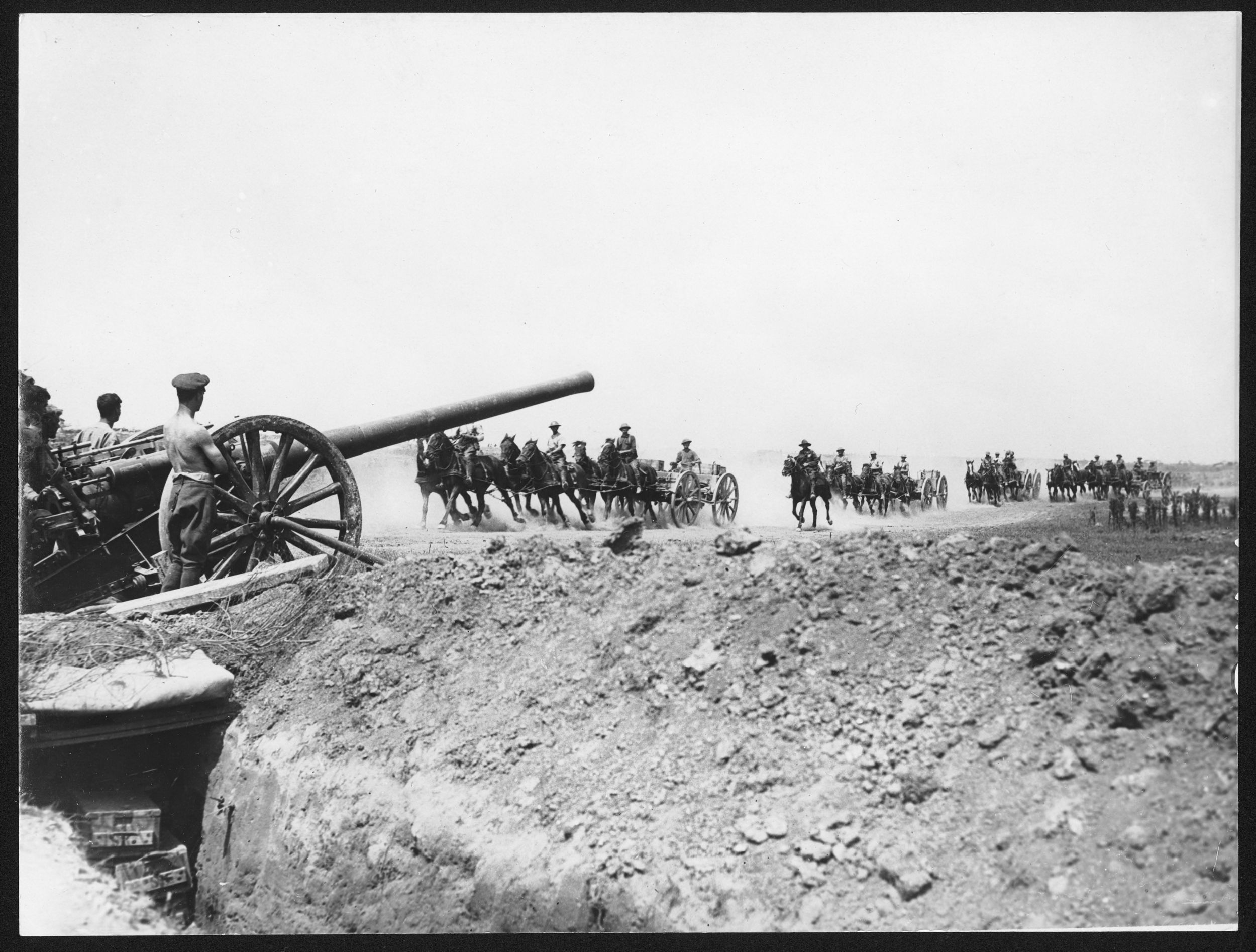 Soldados británicos saltando de las trincheras en el primer día de la Batalla del Somme, 1 de julio de 1916