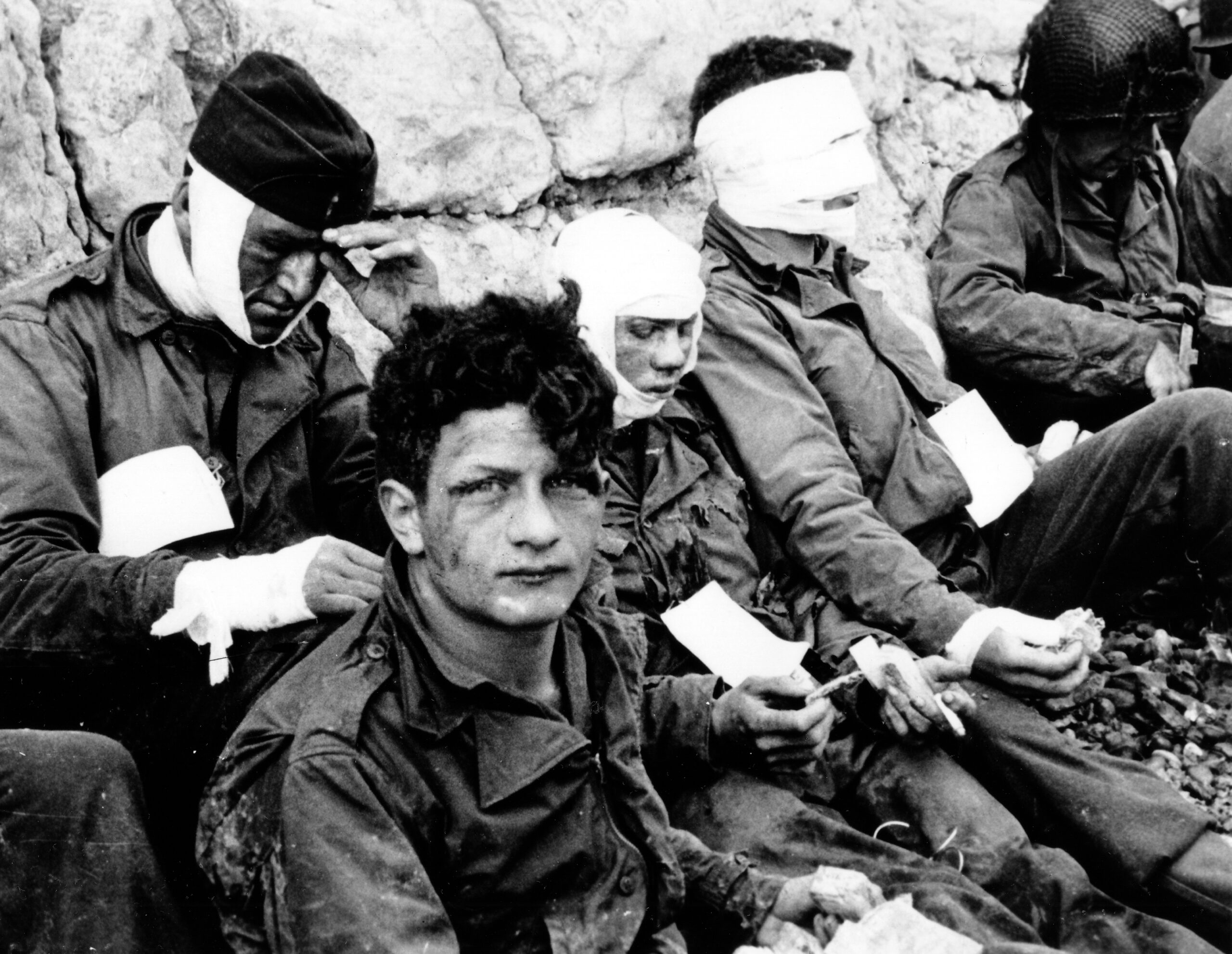 Las tropas aliadas avanzan bajo el fuego en las playas de Normandía, 6 de junio de 1944
