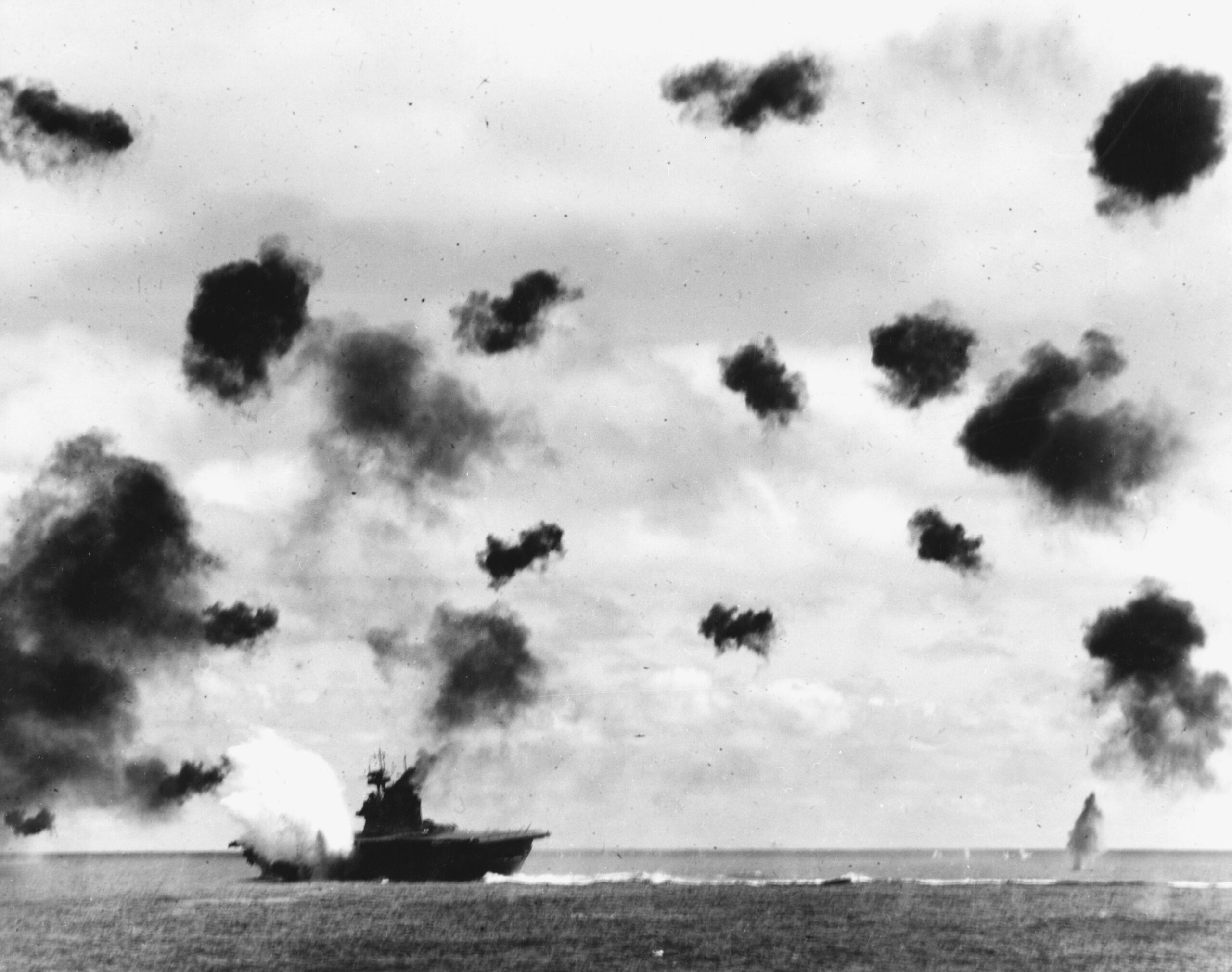 El portaaviones USS Yorktown durante la Batalla de Midway, junio de 1942