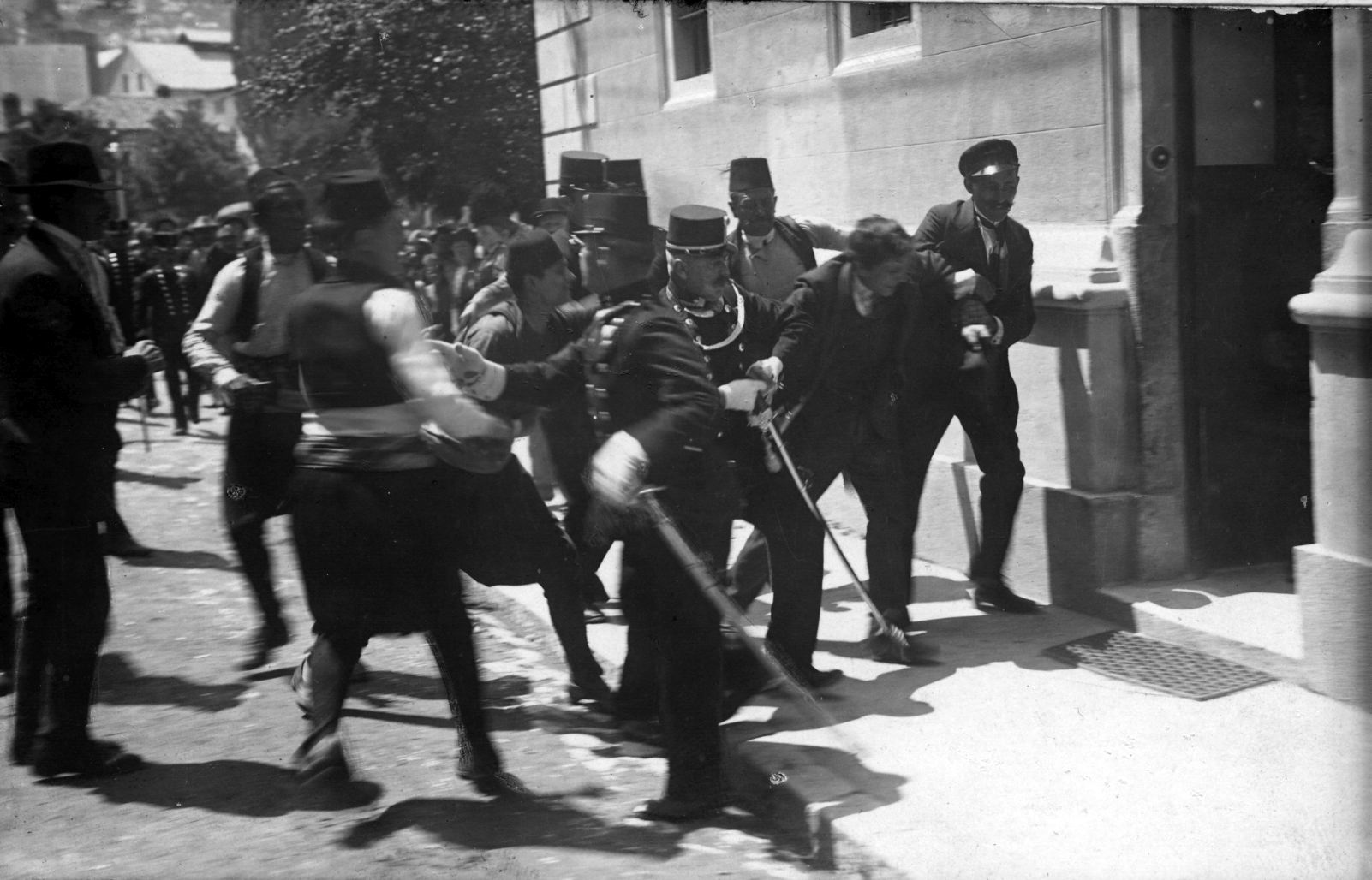 Gavrilo Princip detenido por la policía en Sarajevo tras el asesinato del archiduque Francisco Fernando, 28 de junio de 1914