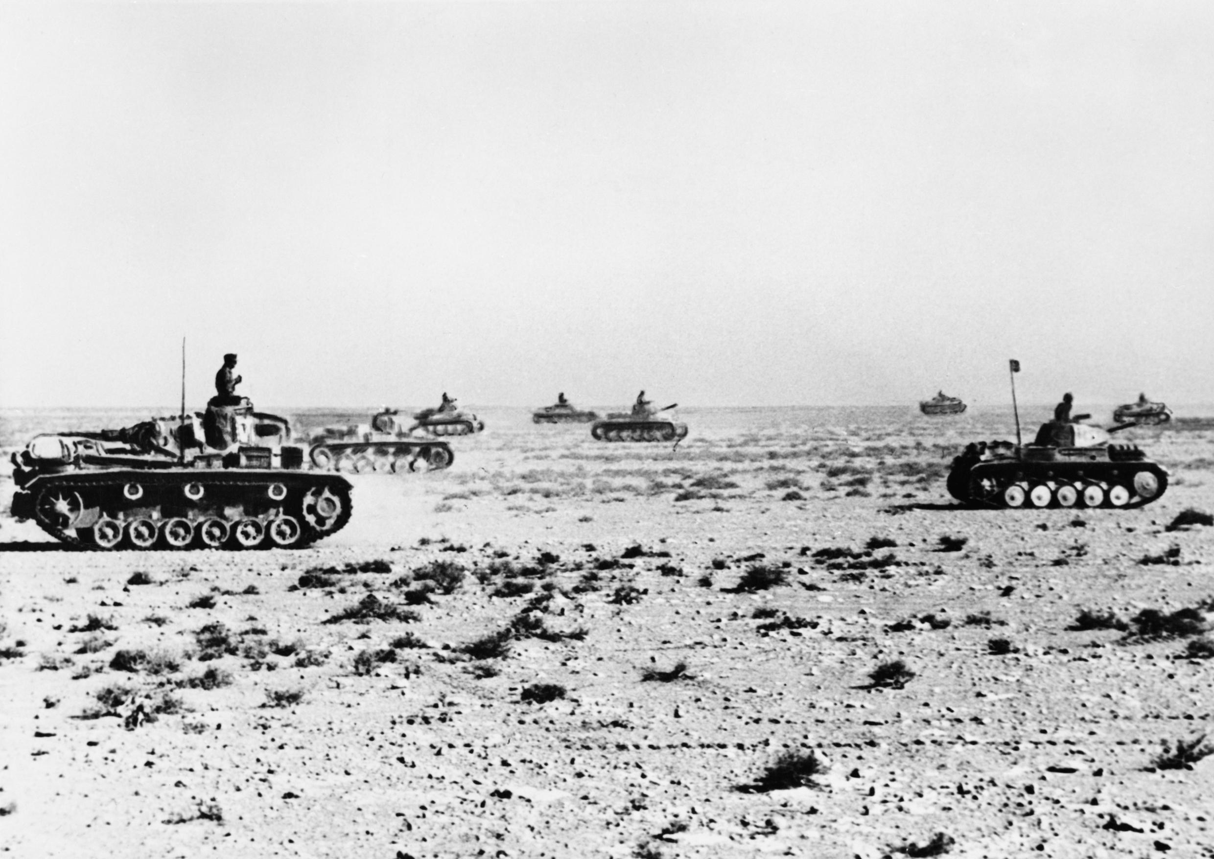 Blindados del Afrika Korps en el desierto del norte de África