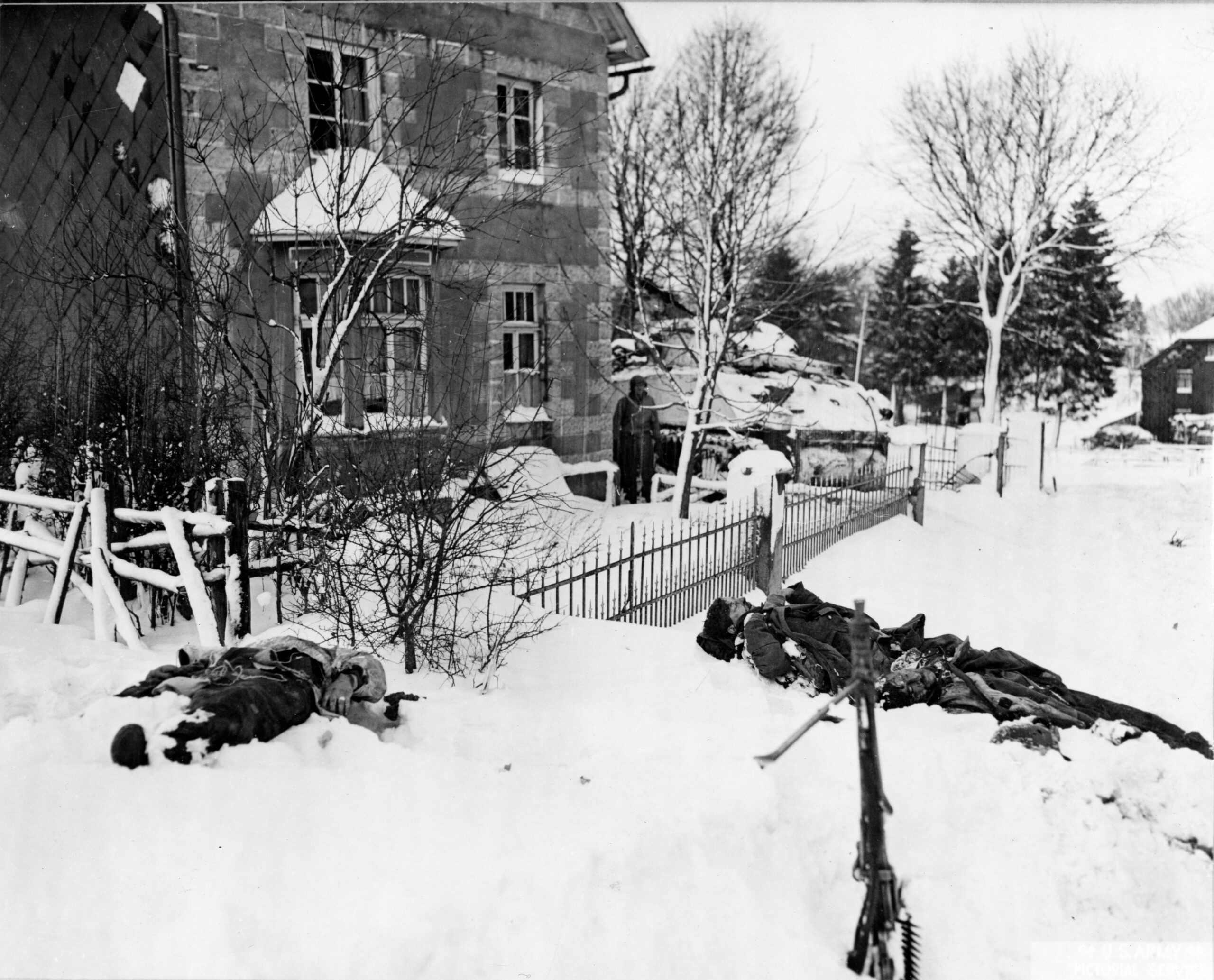 Soldados americanos en la nieve de las Ardenas durante la batalla de diciembre de 1944
