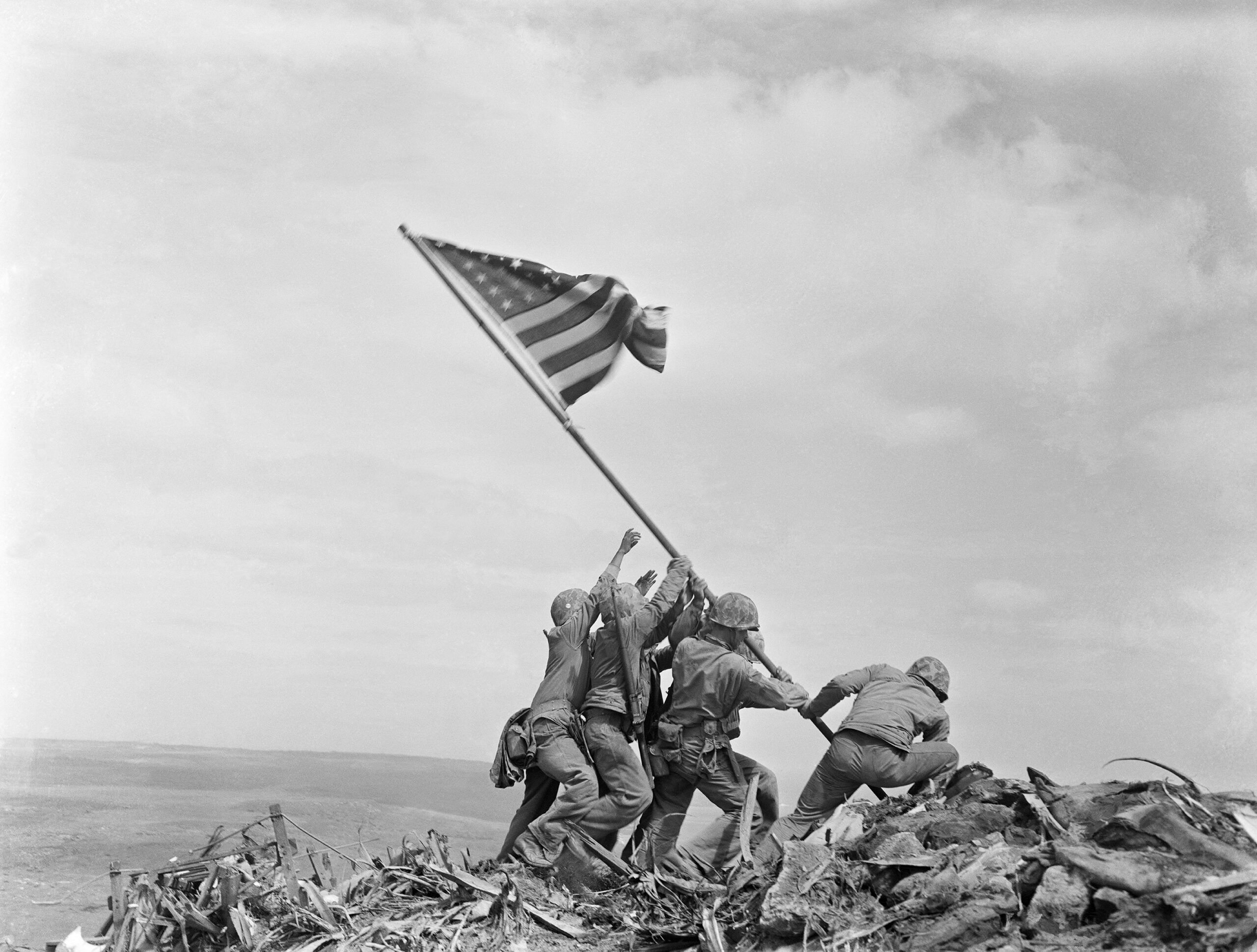 Izado de la bandera americana en el monte Suribachi, Iwo Jima, 23 de febrero de 1945