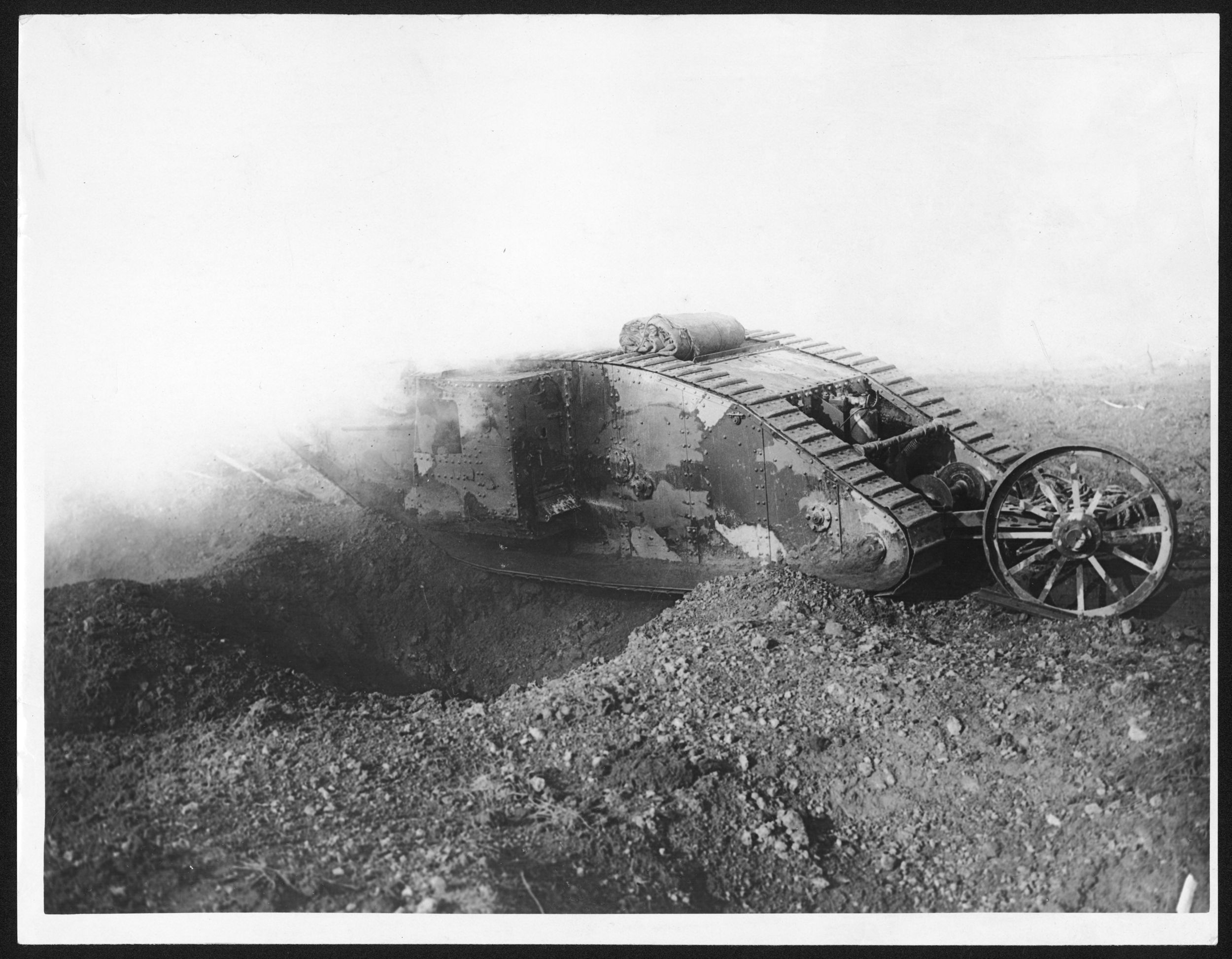 Tanque Mark I británico cruzando una trinchera durante la Primera Guerra Mundial, 1918