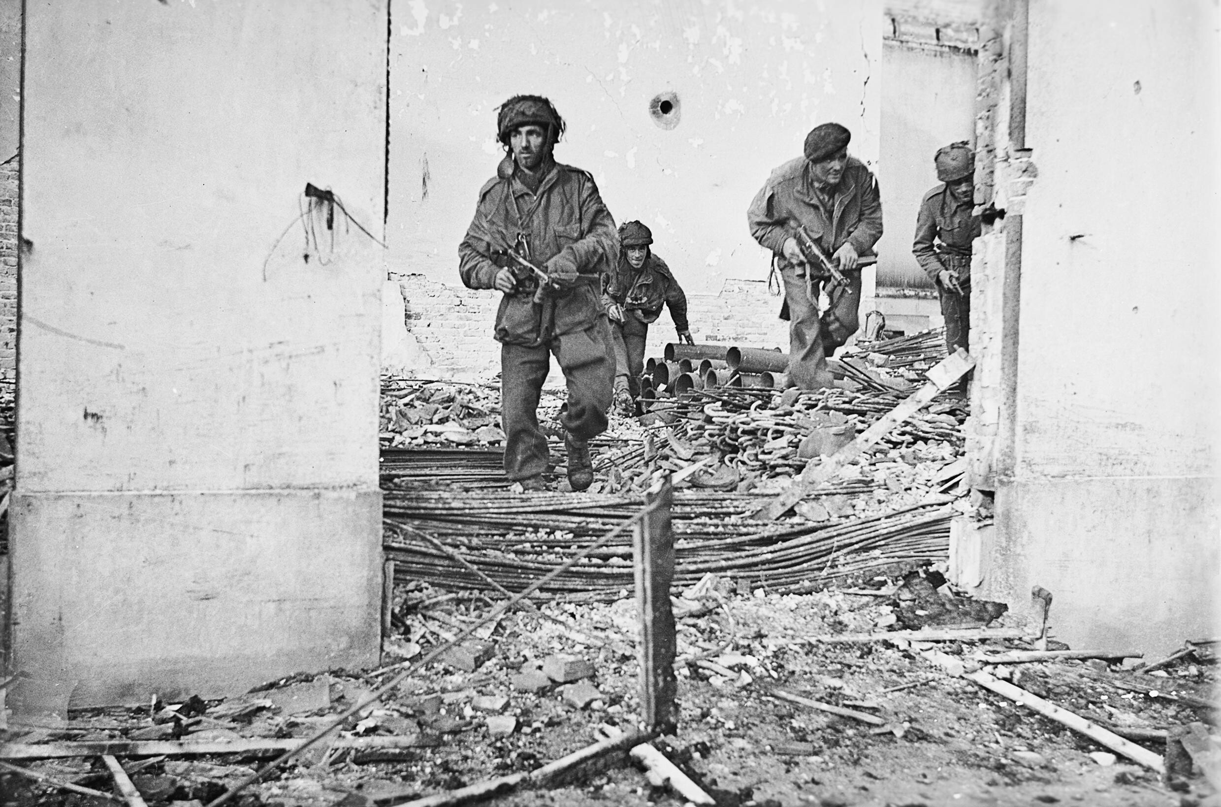 Paracaidistas aliados durante la Operación Market Garden en septiembre de 1944