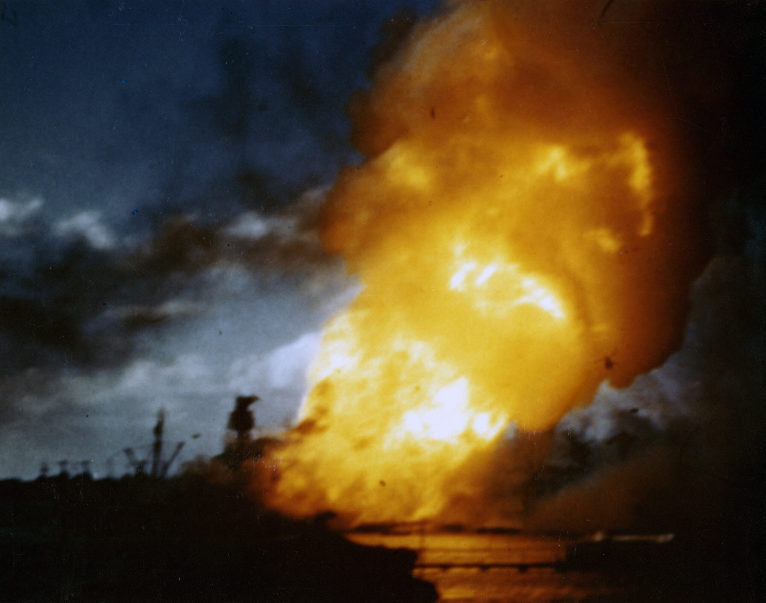 Buques estadounidenses en llamas durante el ataque a Pearl Harbor del 7 de diciembre de 1941
