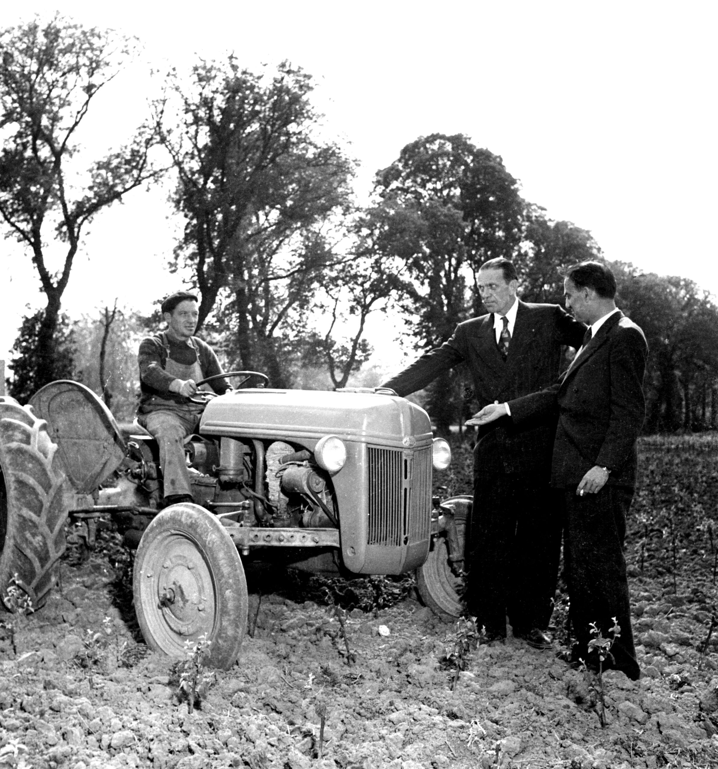 Maquinaria agrícola financiada por el Plan Marshall llegando a Francia