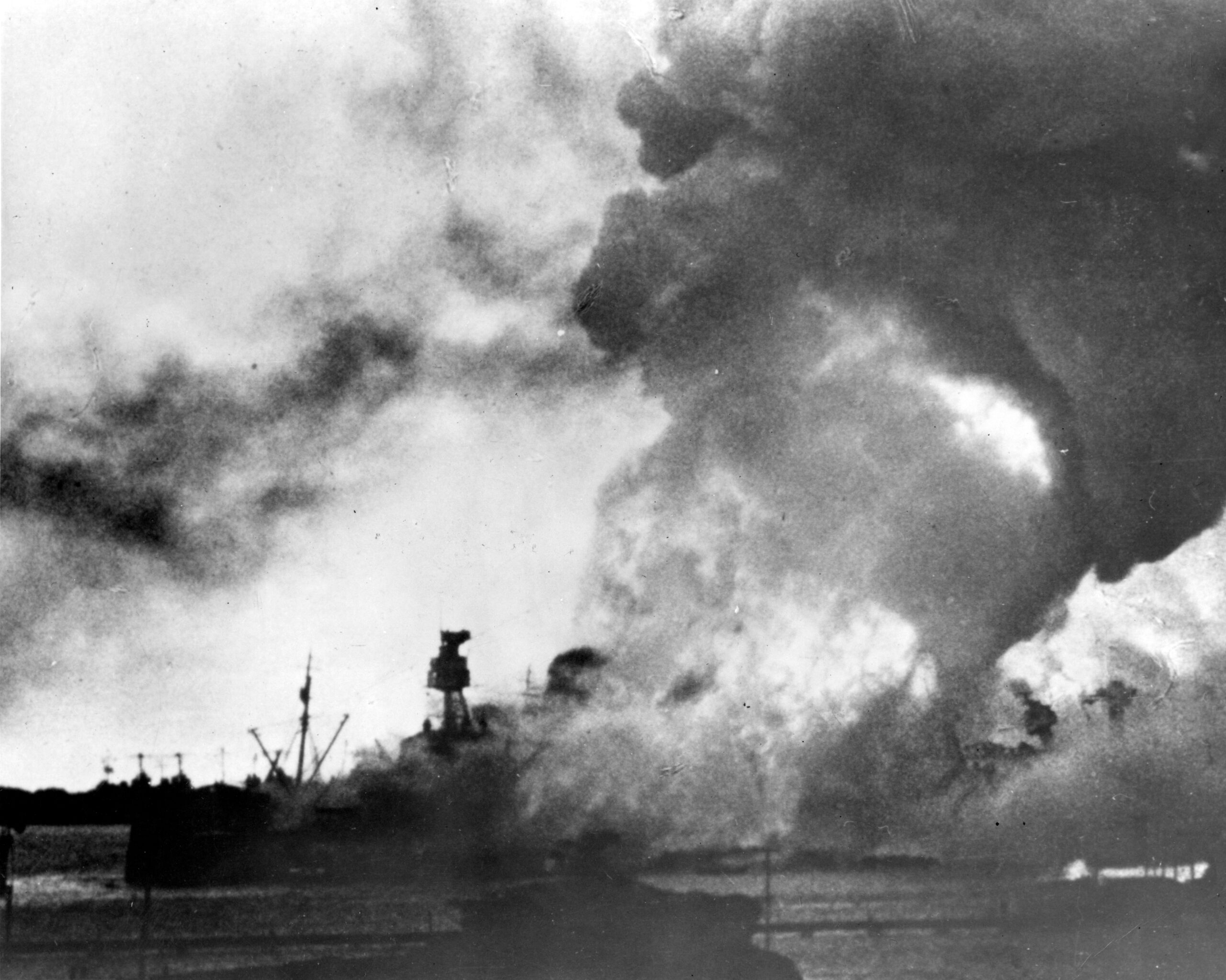 El USS Arizona ardiendo tras el ataque japonés a Pearl Harbor, 7 de diciembre de 1941