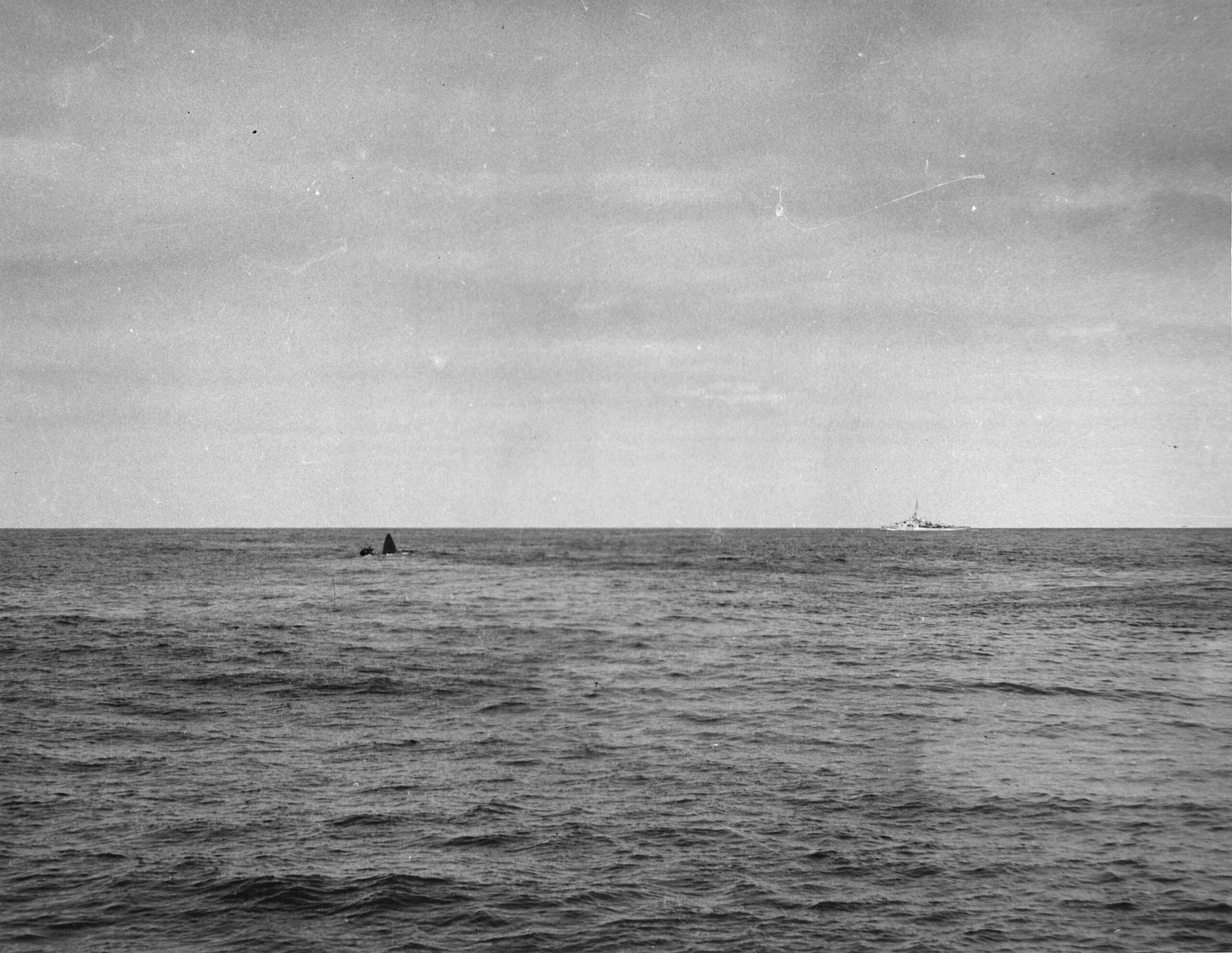 El submarino alemán U-175 hundiéndose en el Atlántico en abril de 1943