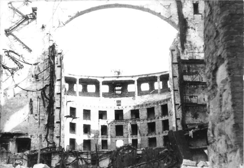 La Ópera Semper de Dresde destruida tras los bombardeos de febrero de 1945