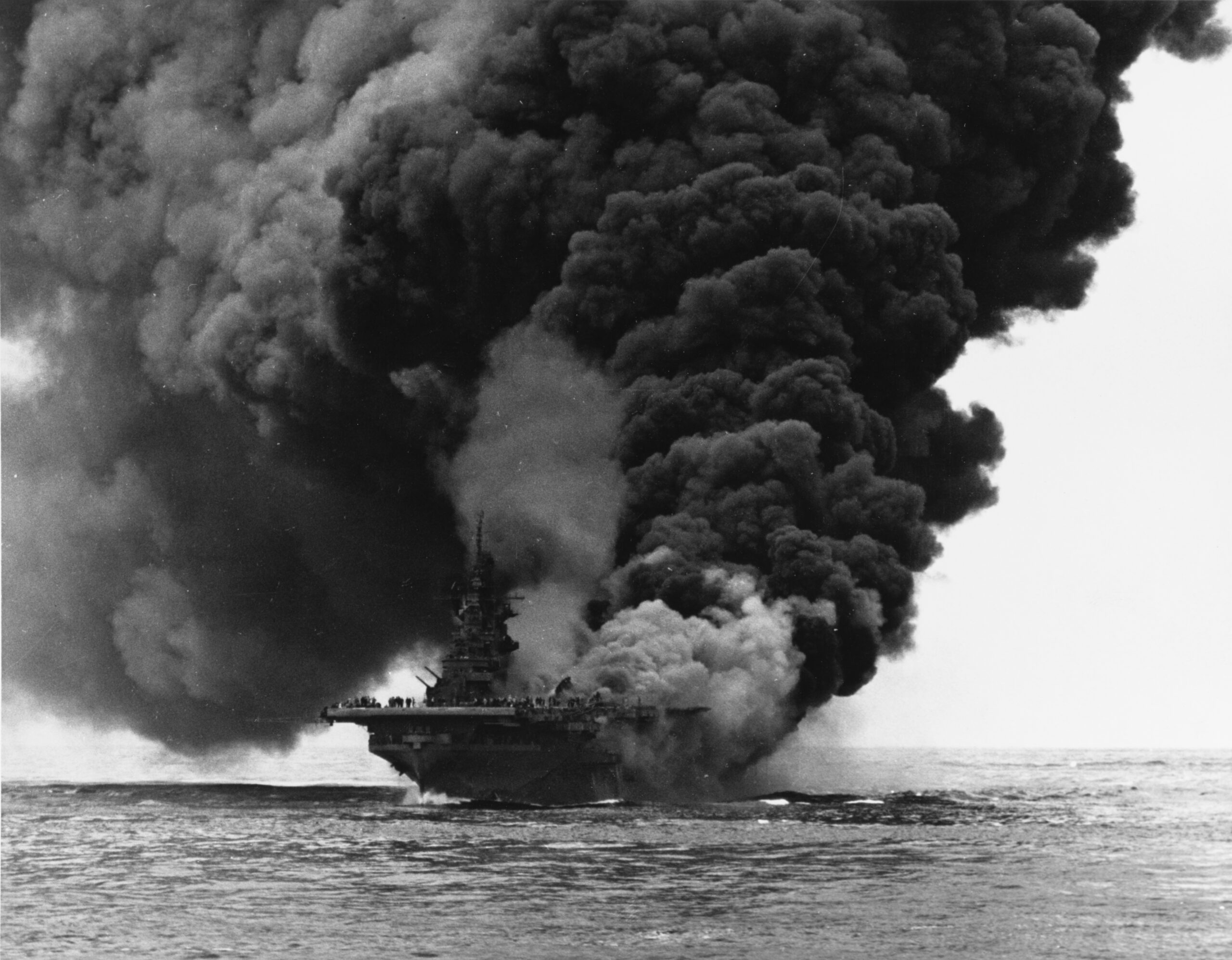 El portaaviones USS Bunker Hill en llamas tras un ataque kamikaze frente a Okinawa en 1945