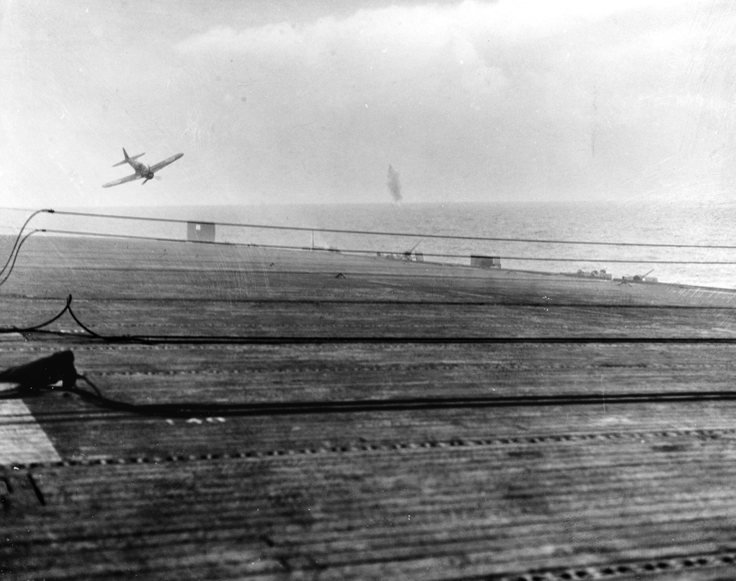 Ataque kamikaze contra el portaaviones de escolta USS White Plains en octubre de 1944