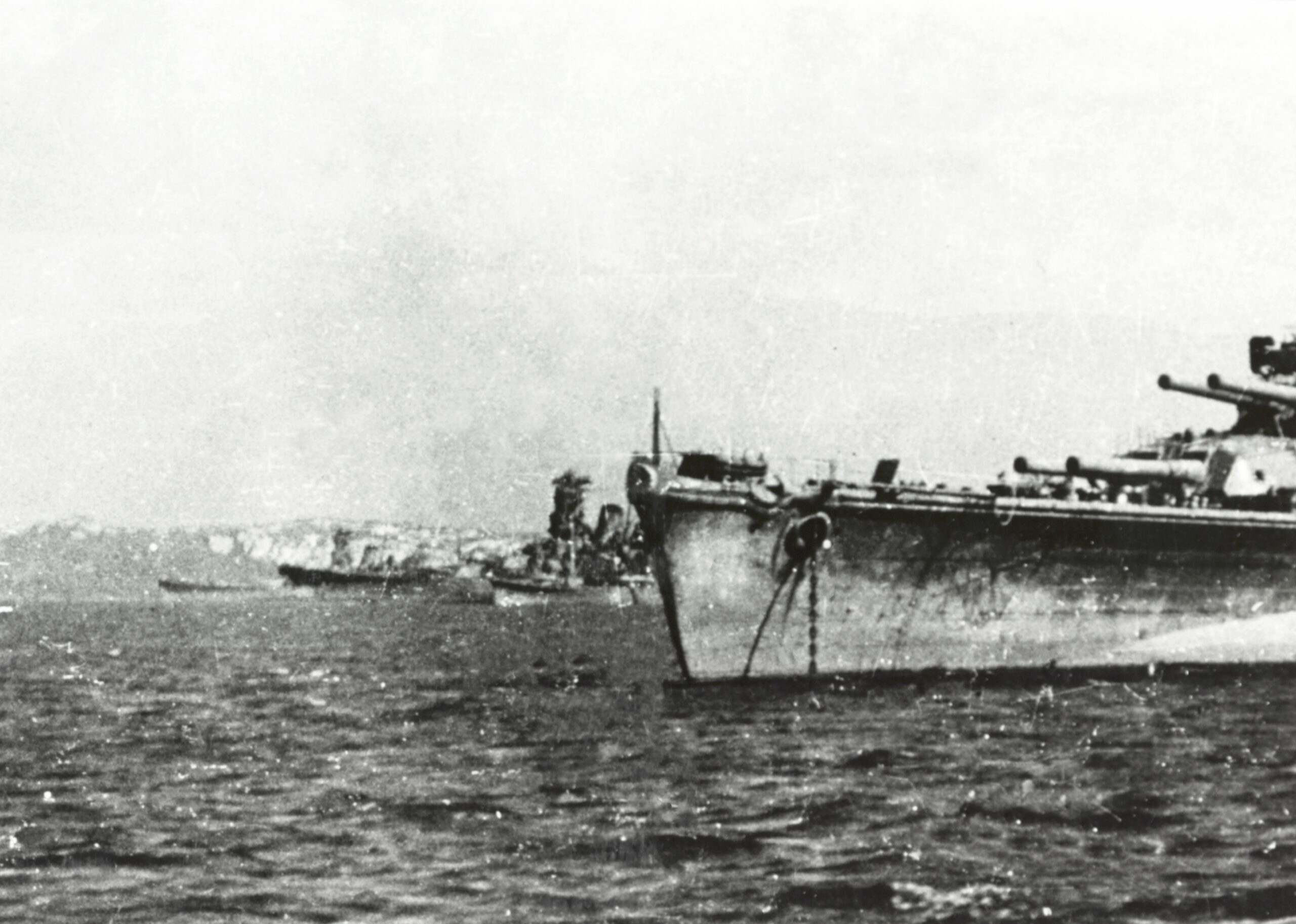 Acorazados japoneses fondeados en Brunéi en octubre de 1944