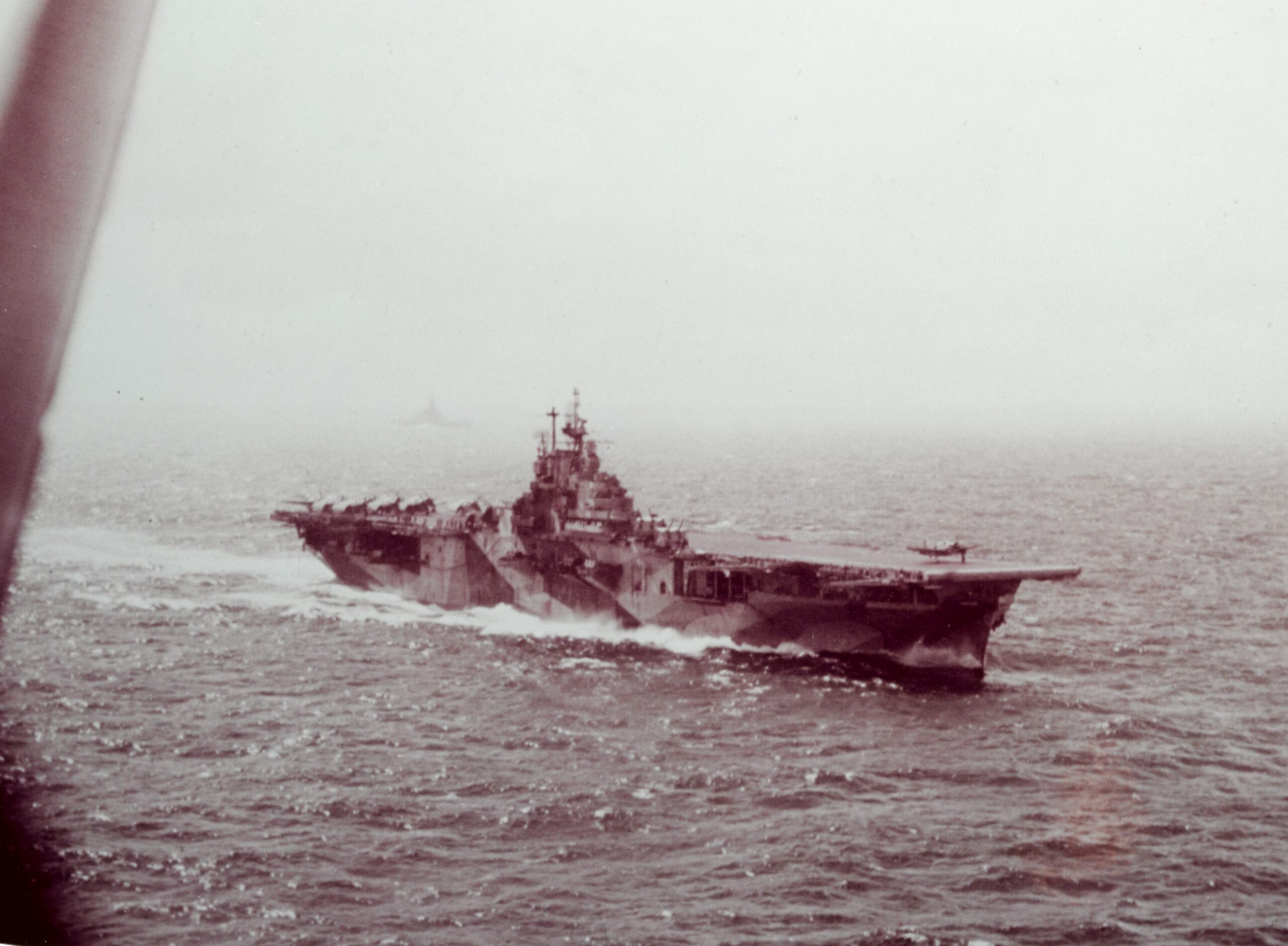 El portaaviones USS Intrepid durante la batalla del Golfo de Leyte en 1944
