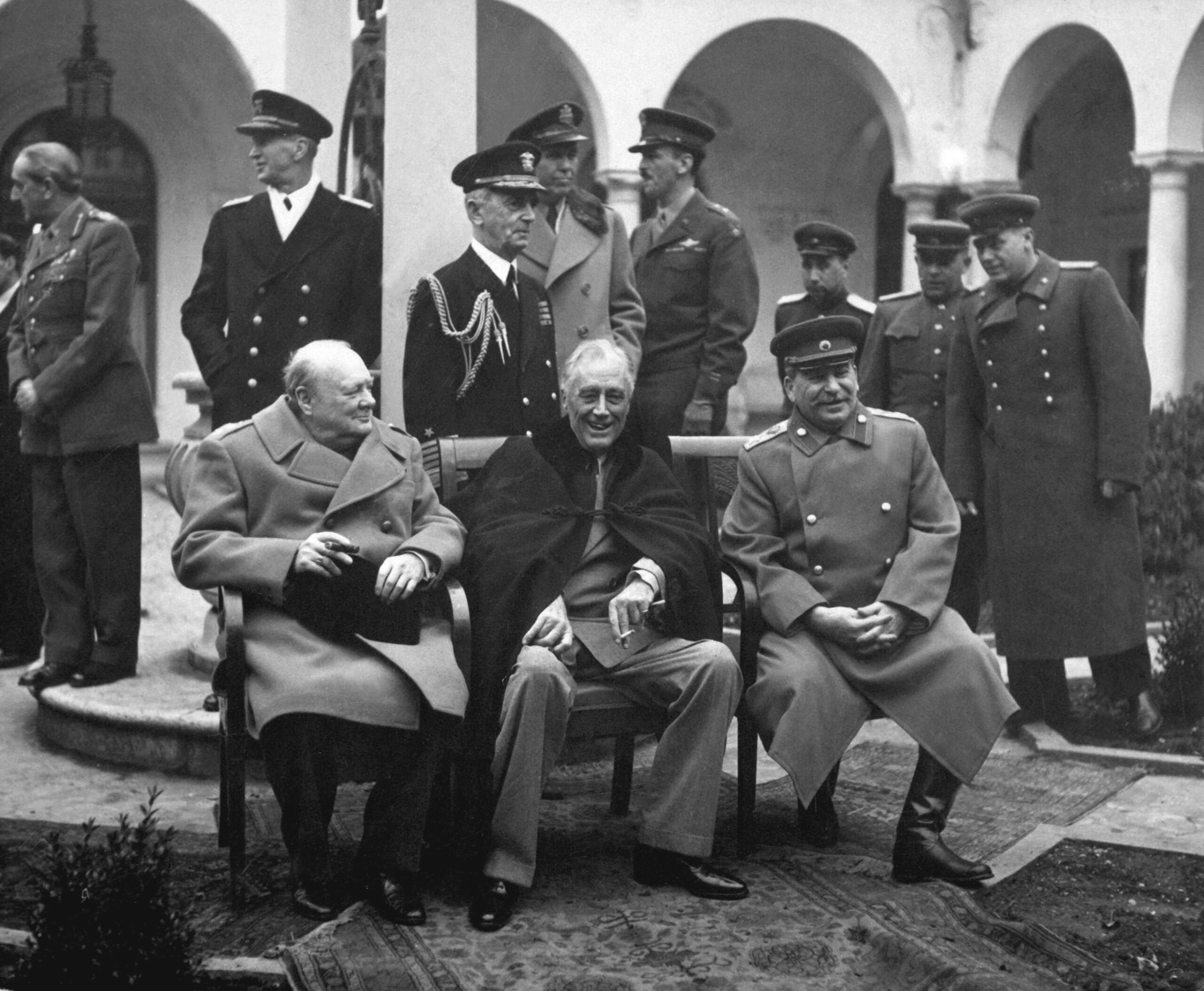 Churchill, Roosevelt y Stalin en la conferencia de Yalta de febrero de 1945